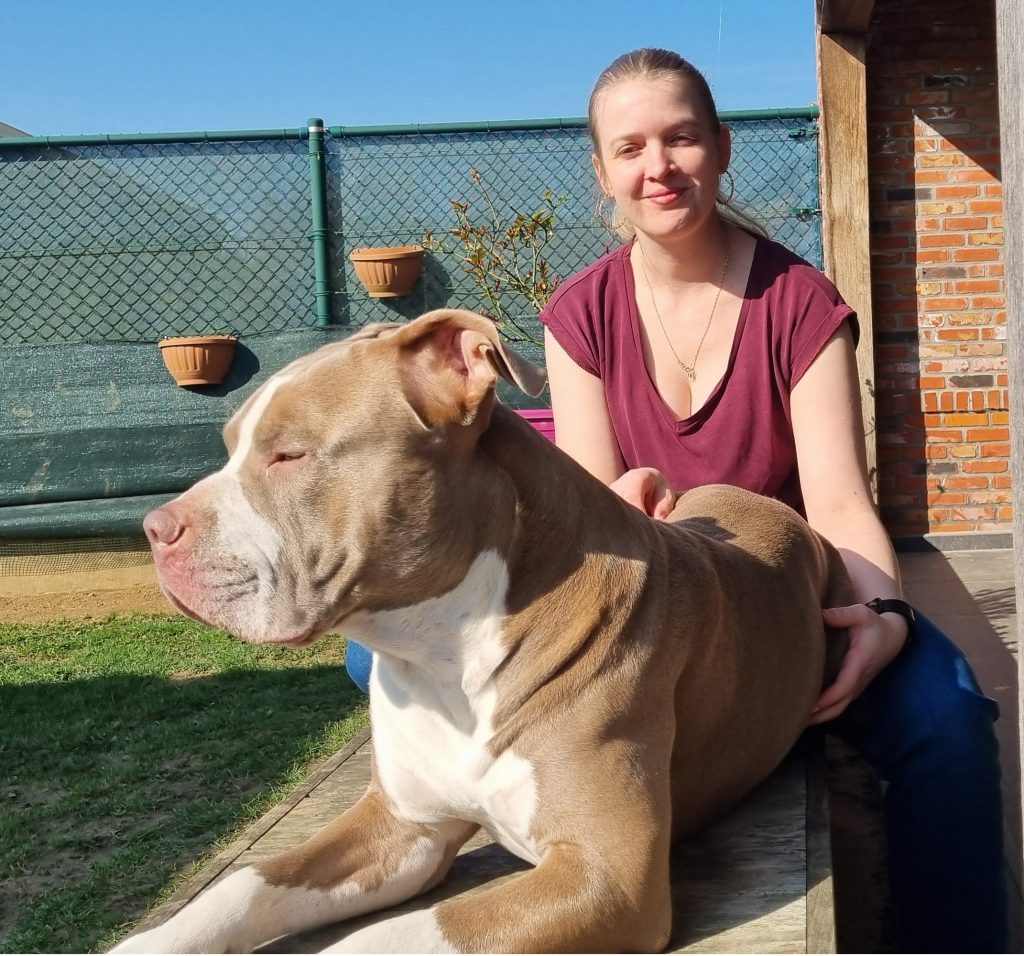 daemon en mij in de tuin genieten met mijn hond Daemon